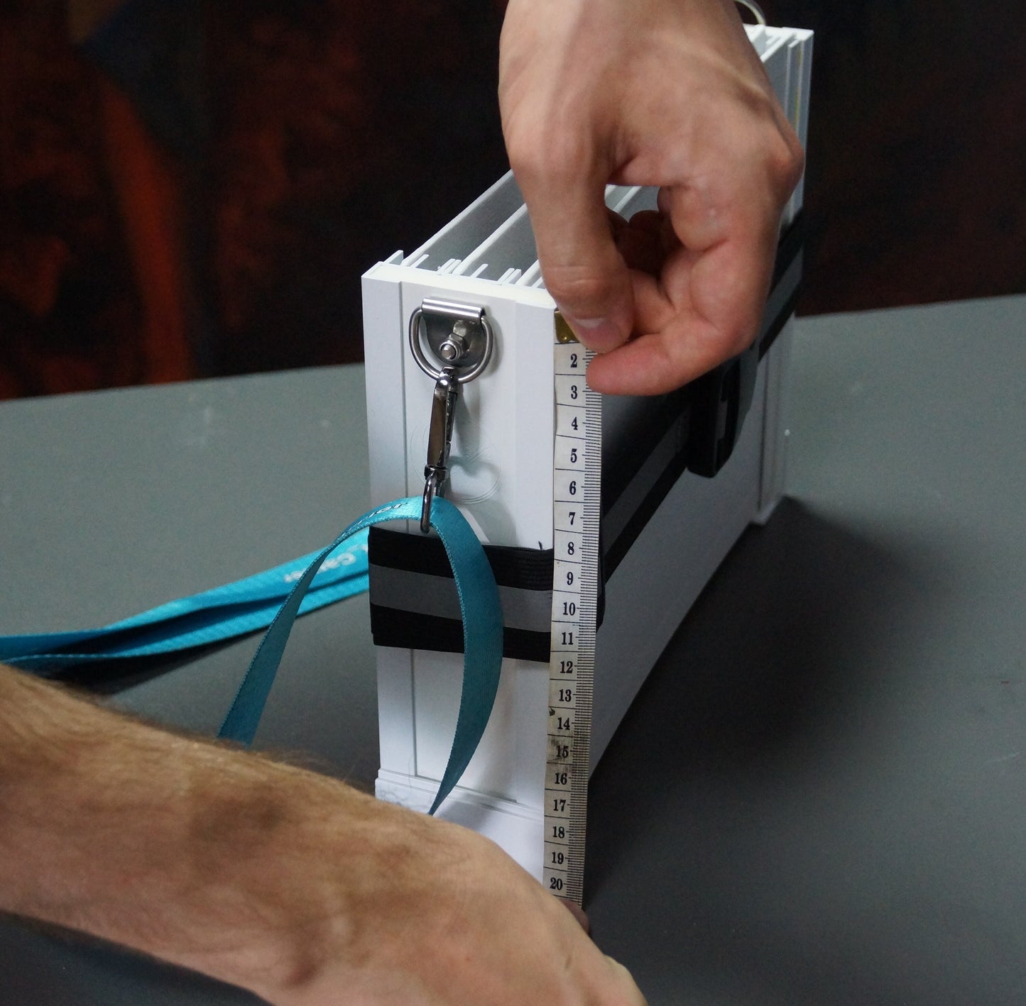 Allaprima Art Mini Panel Carrier, safely carry your wet paintings. Light-weight and adjustable to different sizes. Ideal for travelling.